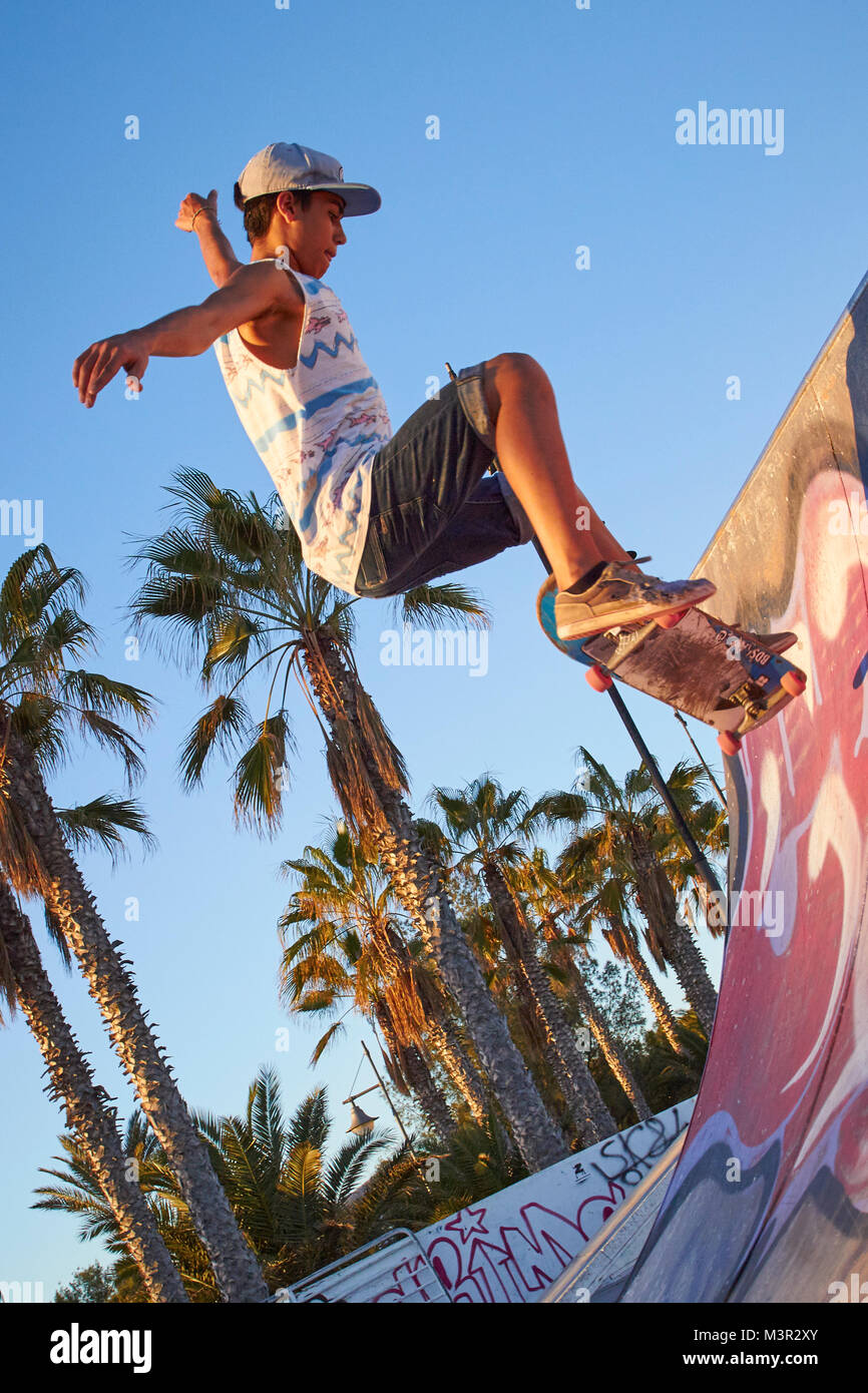 Boy skateboarding dans le soleil couchant, Arrecife, Lanzarote Banque D'Images