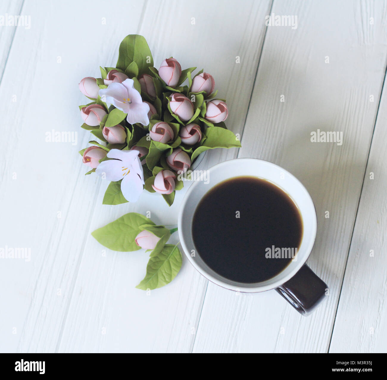 Tasse de café du matin et d'une belles fleurs Banque D'Images