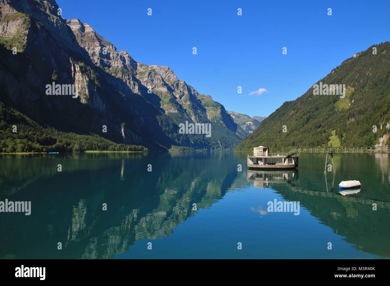 Sortie du lac Klontalersee. Glarnisch, chaîne de montagne en Suisse. Scène d'été. Banque D'Images