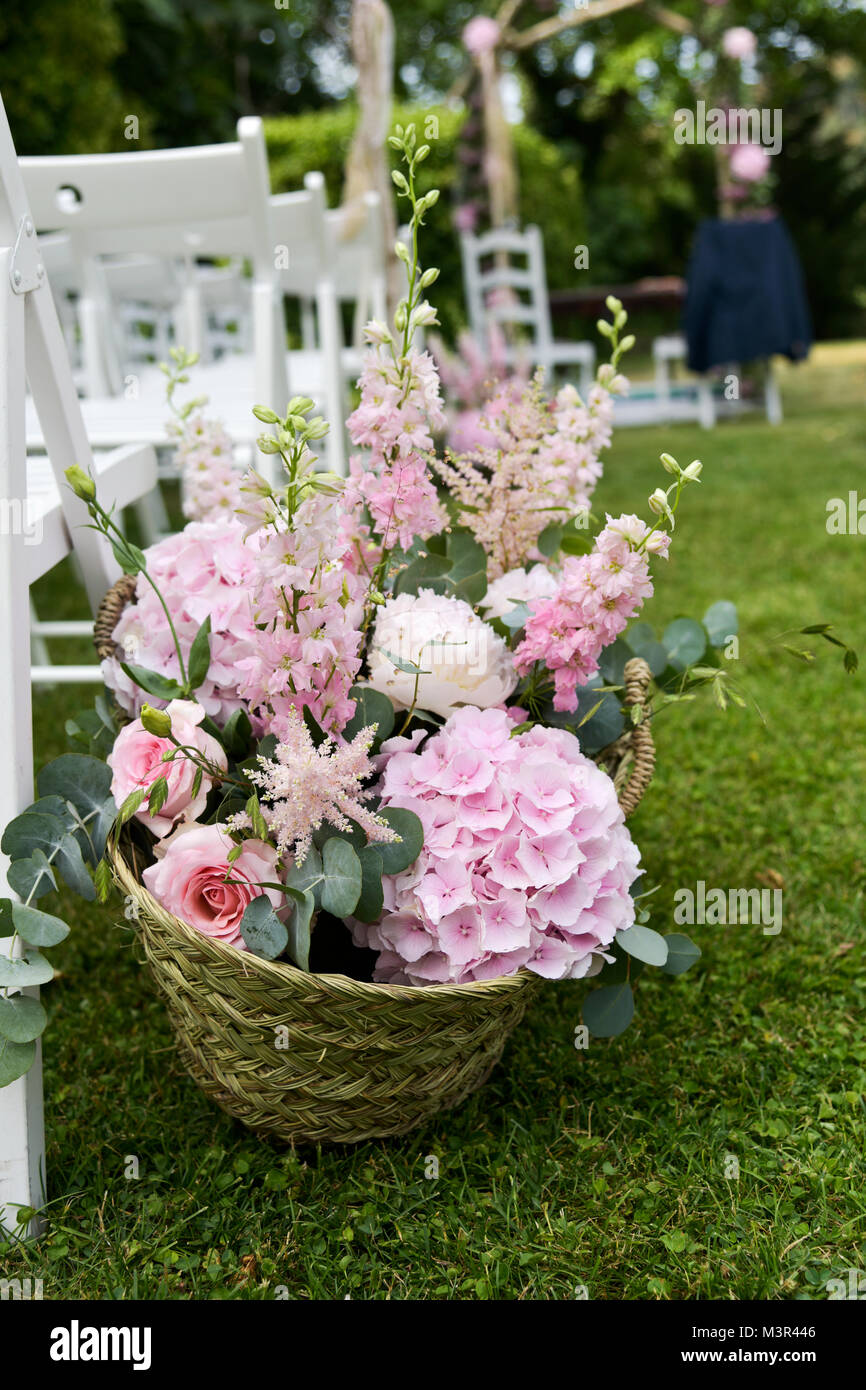 Libre d'un arrangement de fleurs rose pâle dans un panier, comme décoration  dans une cérémonie de mariage en plein air Photo Stock - Alamy