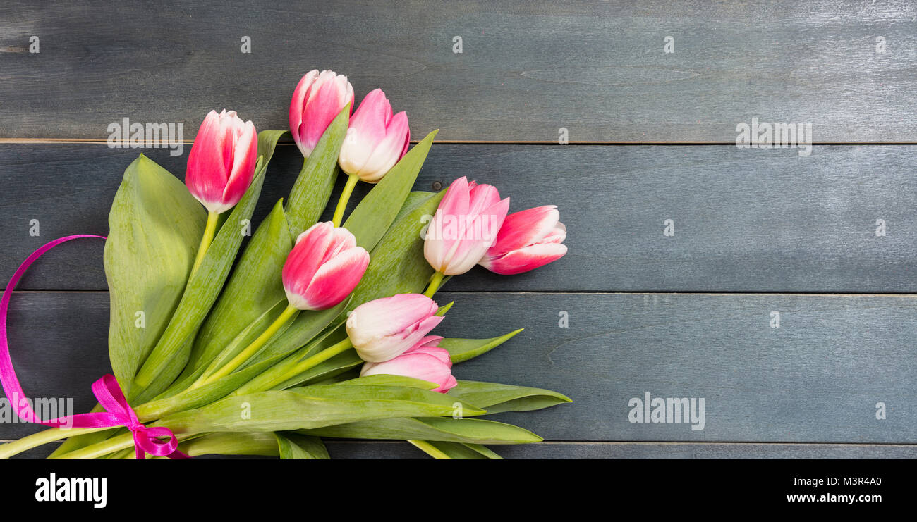 La fête des mères. Tulipe rose bleu bouquet sur fond de bois, copie espace, vue du dessus Banque D'Images
