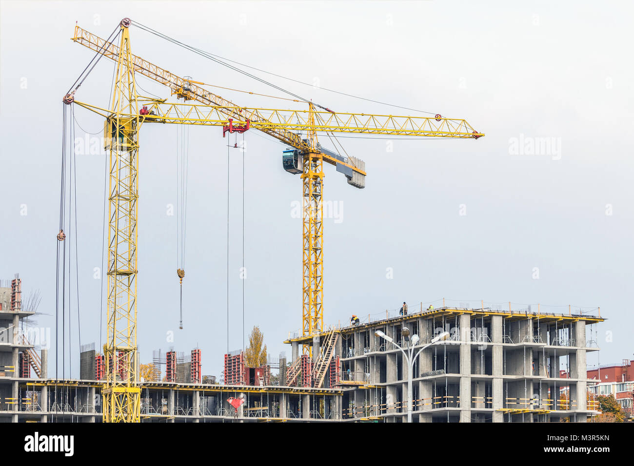 Plusieurs grues et des bâtiments contre ciel bleu. Site de construction de hightower structure. Résumé Contexte La construction Banque D'Images