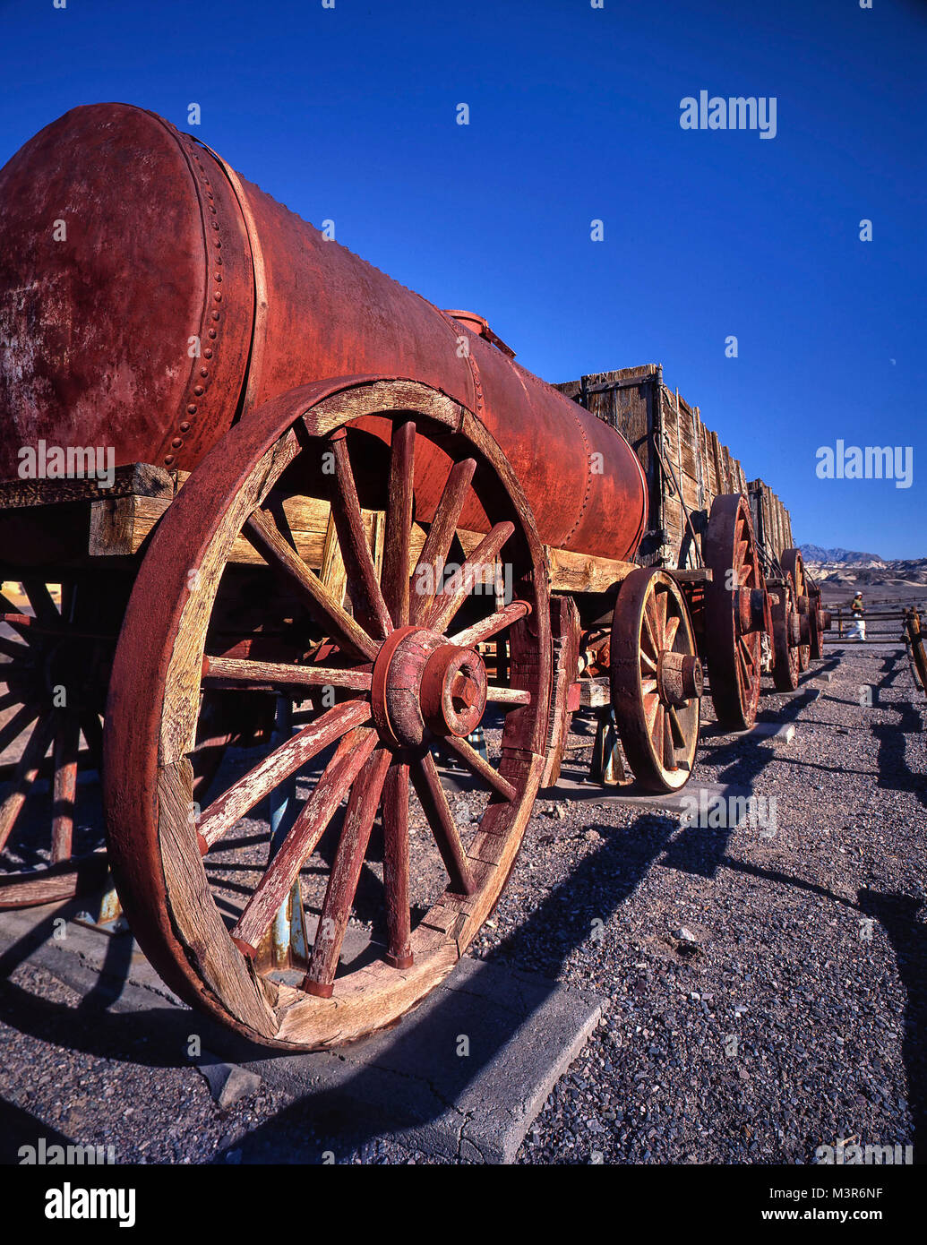 Train touristique rouge à Harmony borax works zone touristique, la vallée de la mort, Californie, États-Unis d'Amérique Banque D'Images