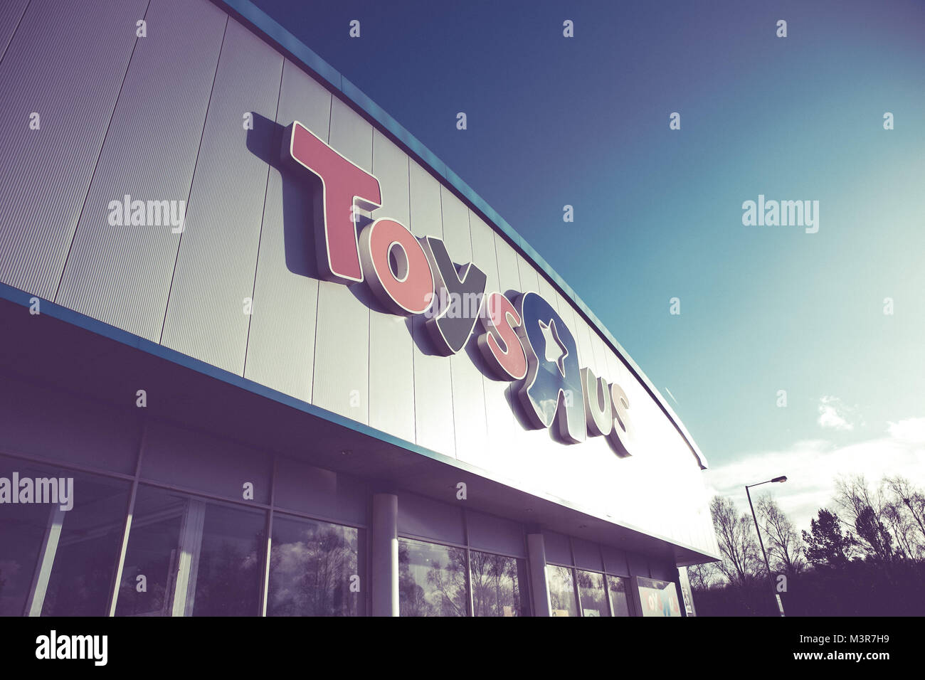 Toys R Us store front jours après qu'il a annoncé qu'il allait fermer 16 de ses magasins au Royaume-Uni. 12 février 2018, Warrington, Royaume-Uni. Filtre Style Instagram. Banque D'Images