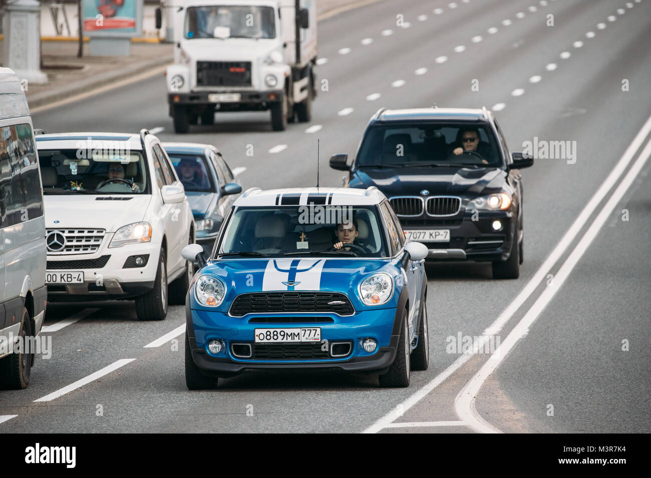 Minsk, Belarus - 7 Avril, 2017 : blanc et bleu Mini Cooper voiture avec chauffeur femme déménagement sur la rue Banque D'Images