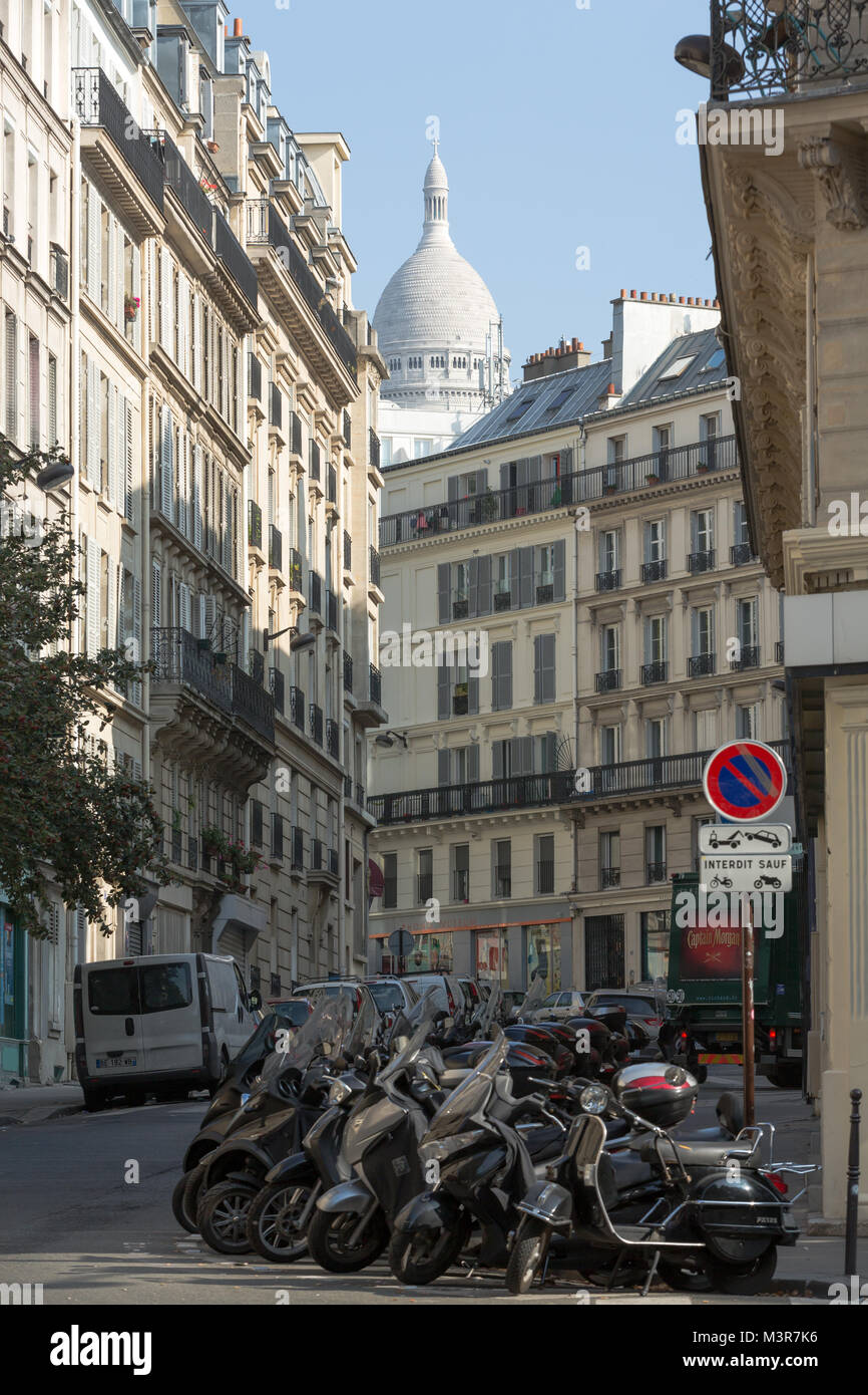 Montmartre à Paris. Le quartier de Montmartre est la plupart des destinations populaires à Paris, a beaucoup de confortables cafés, restaurants, bistrots, boîtes de nuit et artistique stu Banque D'Images