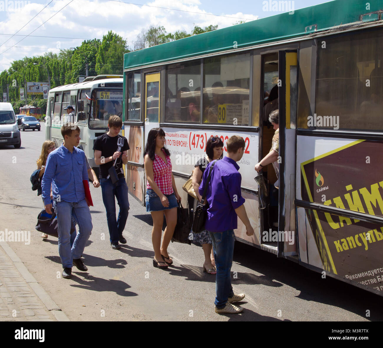 Voronezh (Russie - 07 juin, 2013, les résidents de la ville de prendre les transports publics à l'arrêt de bus Banque D'Images