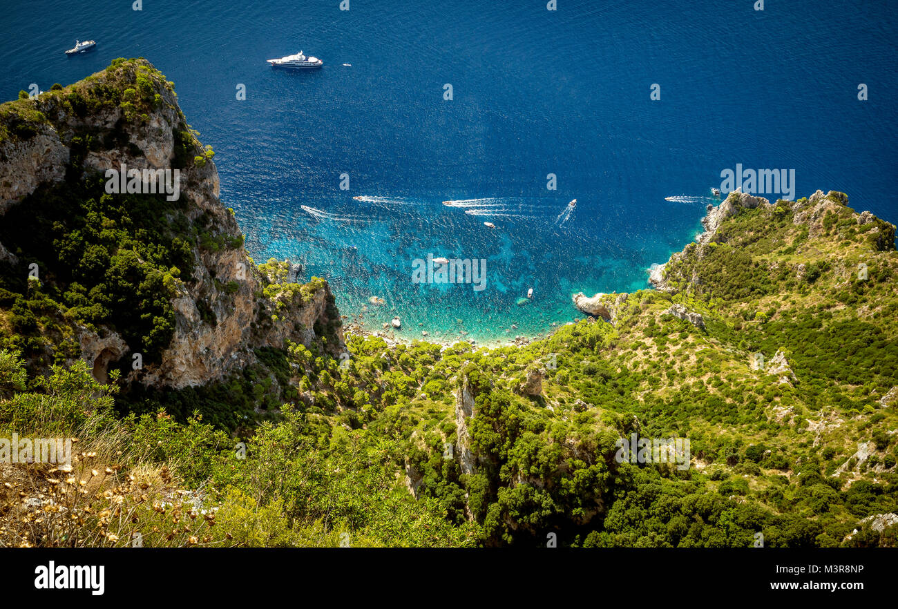 Vue sur la mer depuis le Mont Solaro sur l'île de Capri en Italie Banque D'Images