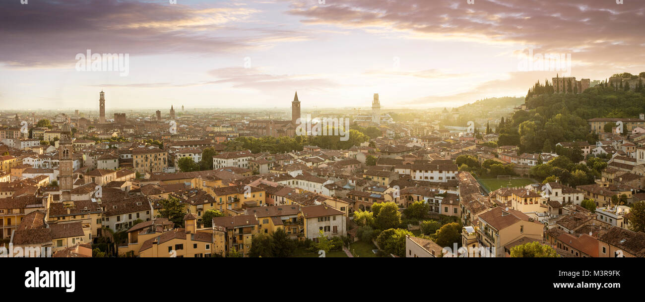 Vue panoramique de la ville de Vérone, au crépuscule, en Italie Banque D'Images