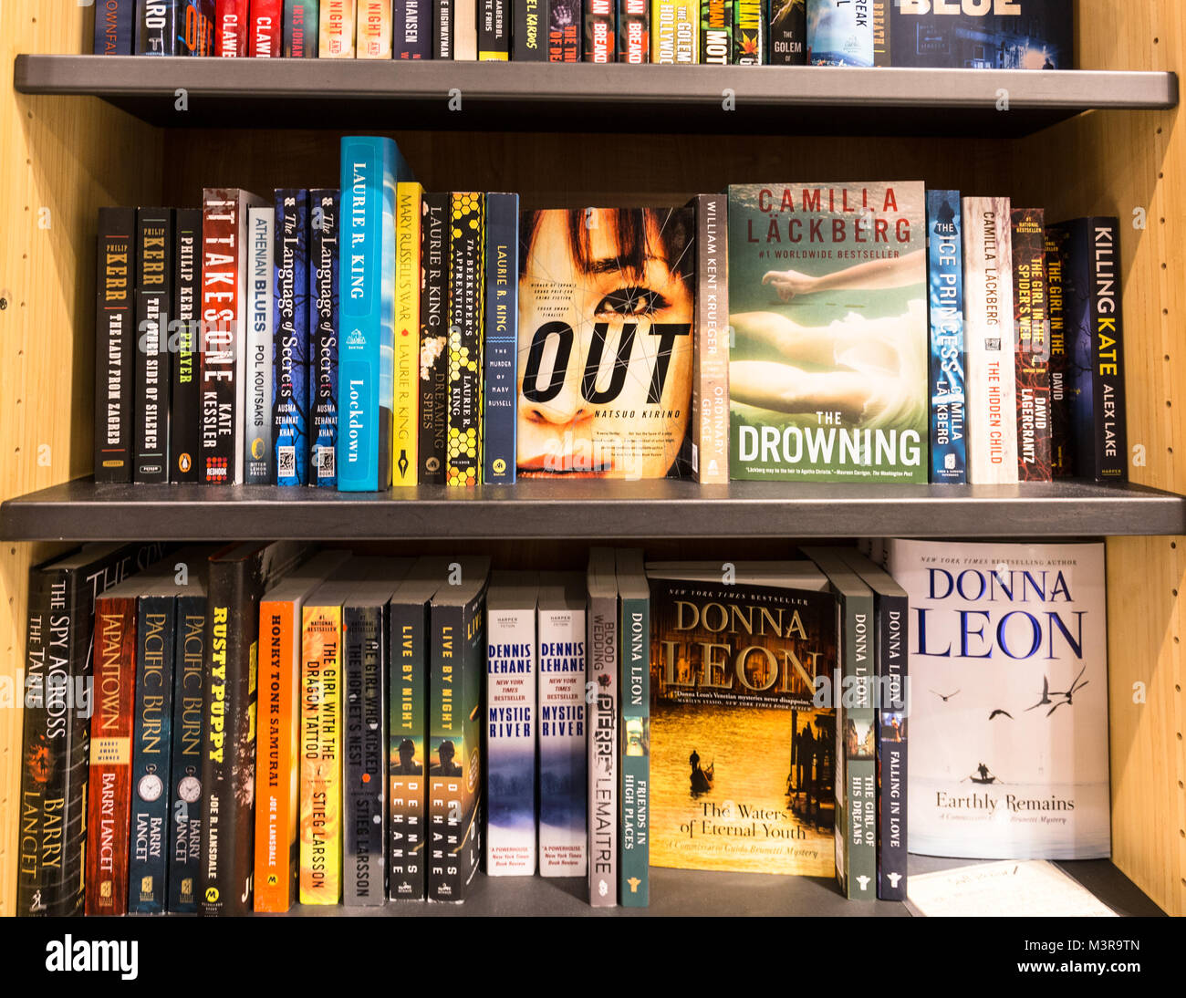 San Francisco, USA - 2 juillet 2017 : Divers ficton romans sont affichées dans l'étagère d'une librairie à San Francisco. Banque D'Images