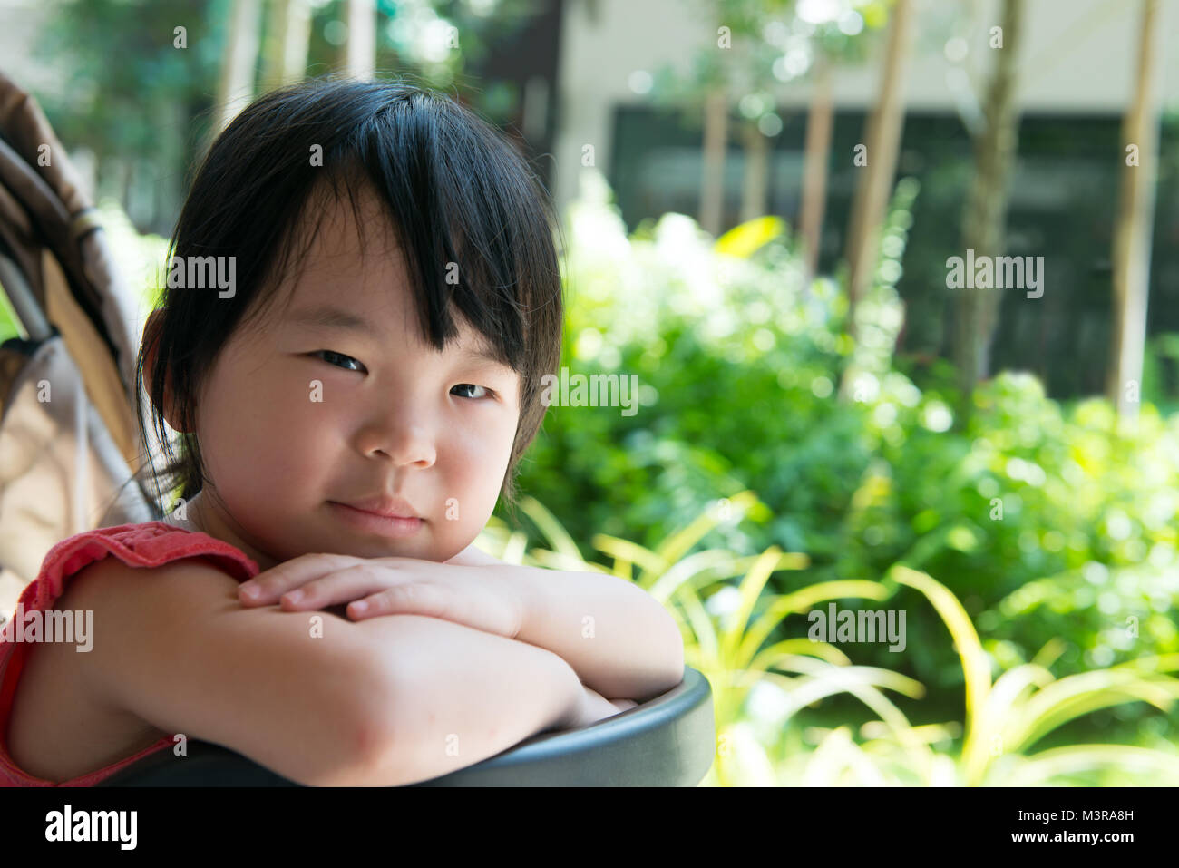 L'enfant dans la poussette fille asiatique Banque D'Images