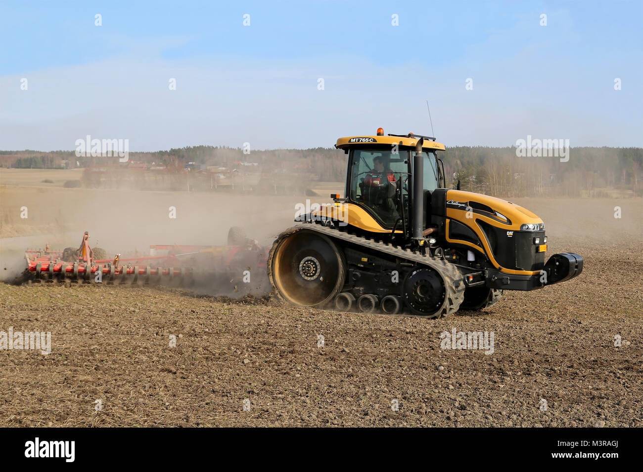 SALO, FINLANDE - le 20 avril 2014 : le domaine de travail avec Caterpillar Challenger MT765C à chenilles tracteur et semoir Vaderstad 400C rapide. Caterpill Banque D'Images