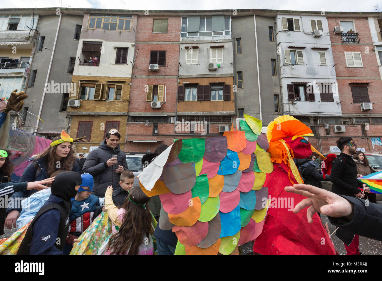 NAPLES, ITALIE - 11 février 2018 - Depuis 1983 à Scampia, district de la banlieue nord de Naples, l'association culturelle à but non lucratif promeut l'Gridas le carnaval comme l'occasion de la plainte et de la critique grâce à l'utilisation de masques Banque D'Images