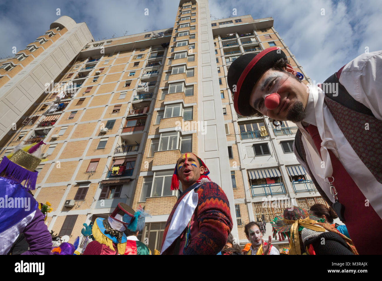 NAPLES, ITALIE - 11 février 2018 - Depuis 1983 à Scampia, district de la banlieue nord de Naples, l'association culturelle à but non lucratif promeut l'Gridas le carnaval comme l'occasion de la plainte et de la critique grâce à l'utilisation de masques Banque D'Images