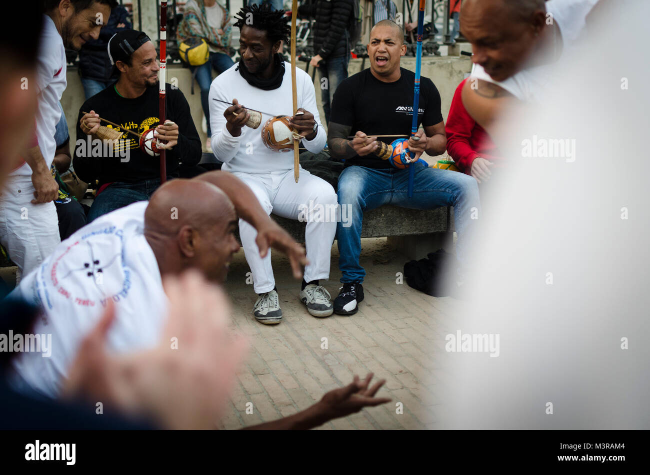 Exhibición de una roda de capoeira en el Parc de la Ciutadella une cargaison de varias escuelas locales de la capoeira. Noviembre, 2017. © César Caso. Banque D'Images