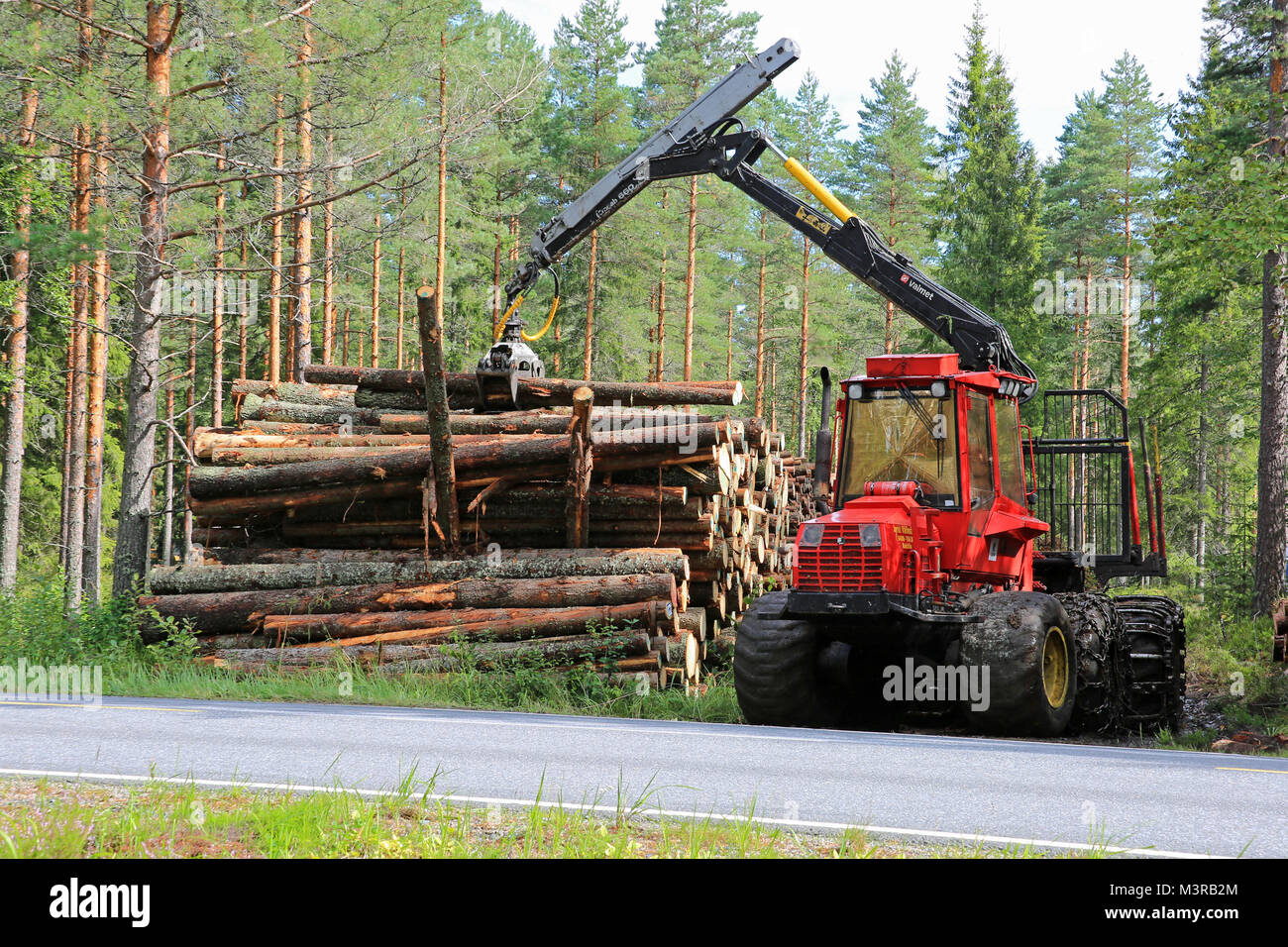 KOSKI TL, FINLANDE - le 16 août 2014 : la foresterie Sisu bois empilage transitaire par route. Ca. 95 % des forêts de production finlandaise sont certifiés en vertu de la Finn Banque D'Images