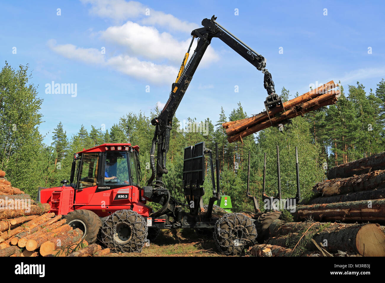 RAASEPORI, FINLANDE - le 17 août 2014 : opérateur de machine non identifiés jusqu'empilage bois avec Komatsu 830,3 transitaire. Ca. 95 % de la production finlandaise fores Banque D'Images