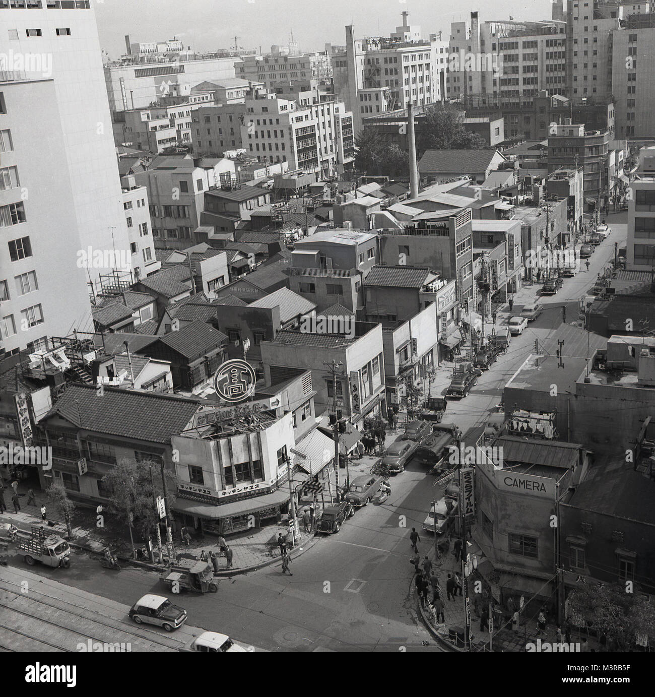 Années 1950, tableau historique par J Allan Cash, une photo aérienne montrant la faible hauteur 'vieille ville'. Tokyo, Japon. Banque D'Images