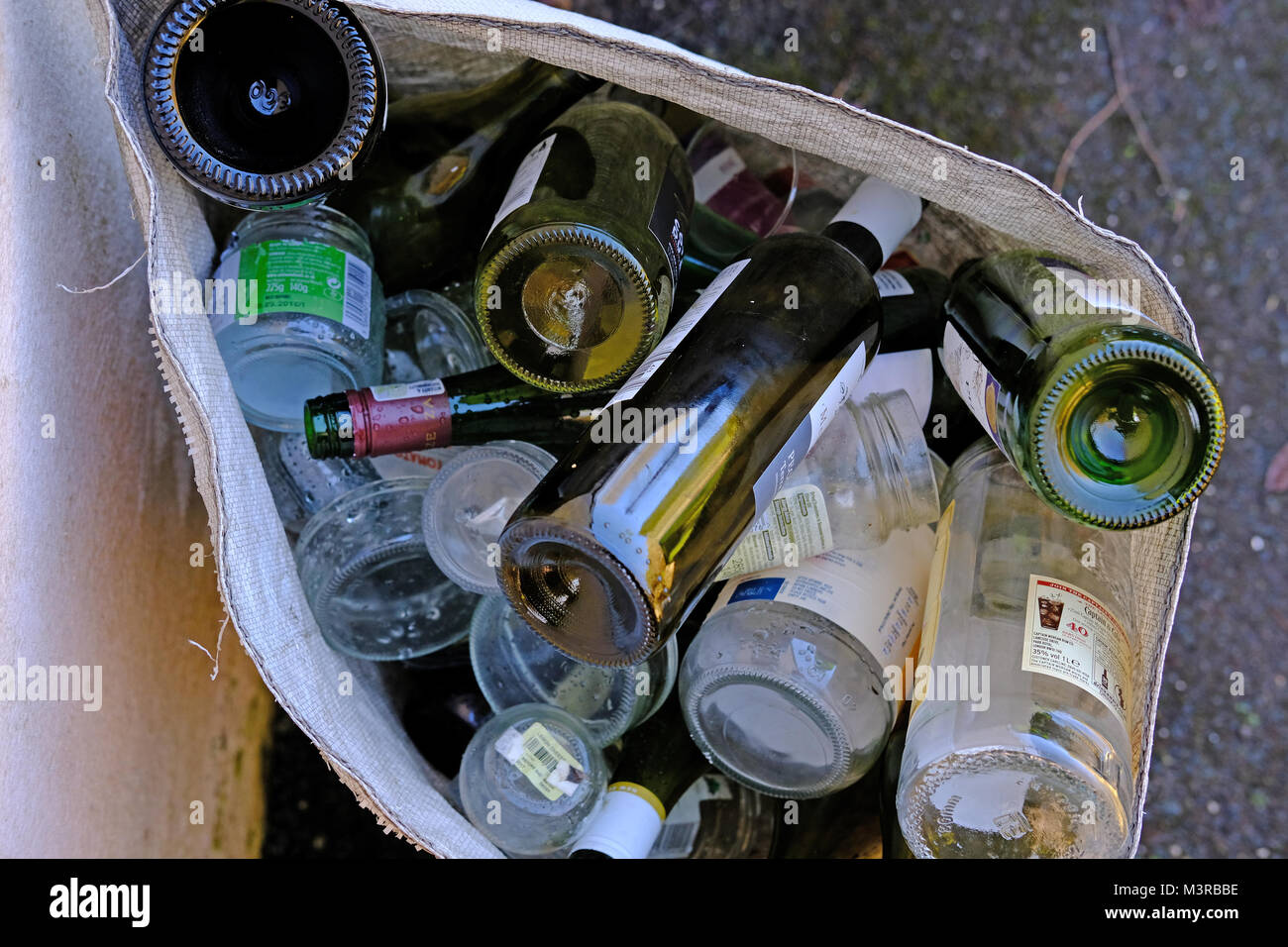 Bouteilles et pots en verre pour le recyclage. Banque D'Images