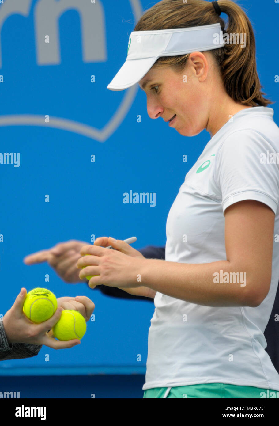 Johanna Konta balles de tennis signature après avoir remporté son match à l'Aegon International, Eastbourne, 2015 Banque D'Images