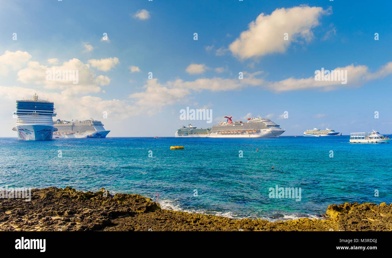Grand Cayman, îles Caïmans, les bateaux de croisière sur la mer des Caraïbes par la port George Town Banque D'Images