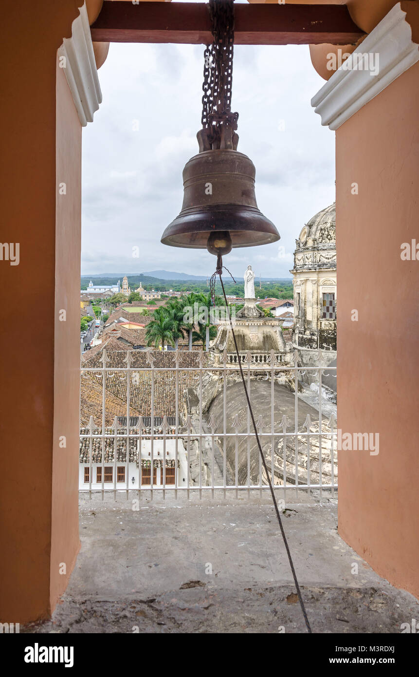 Vue de la ville de Grenade à travers l'arche du clocher de l'église de La Merced le long de la rue Calle Real Xalteva avec Iglesia de Xalteva c catholique Banque D'Images