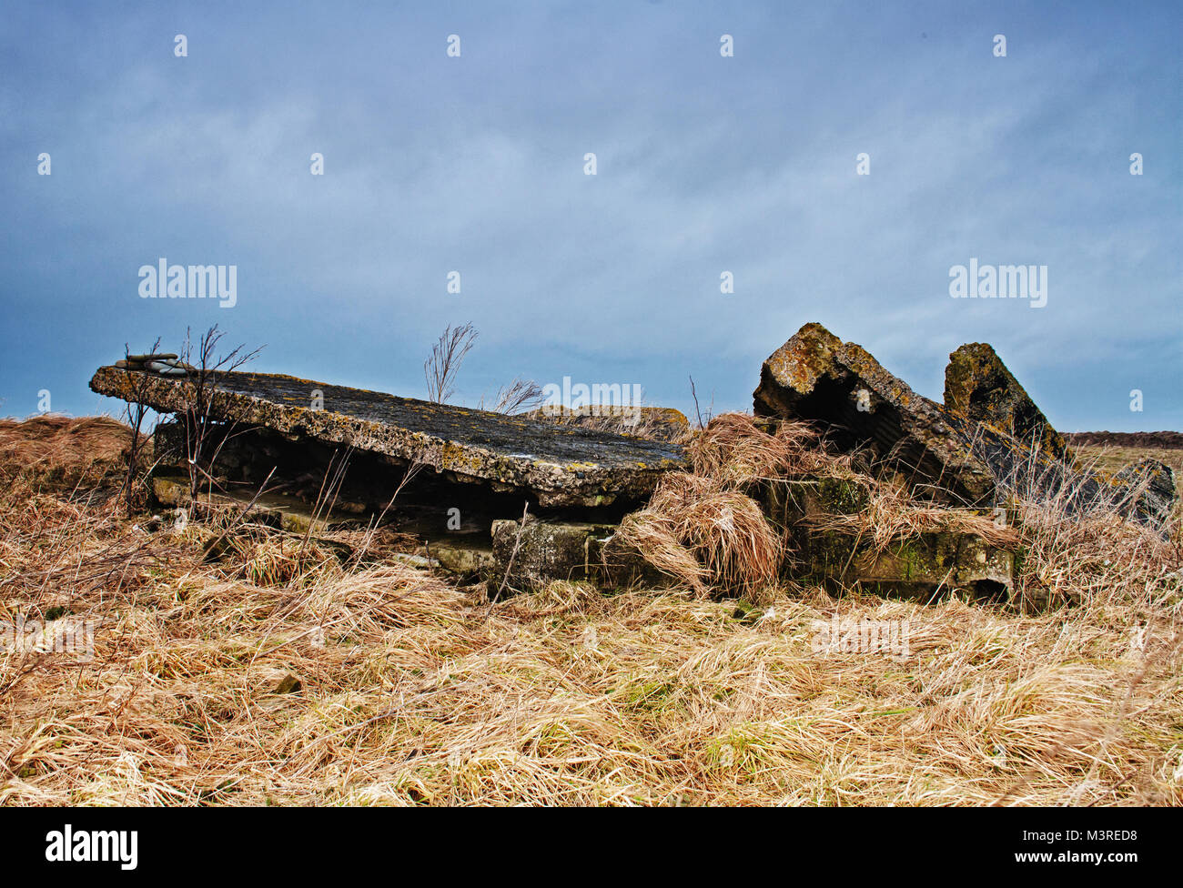 Béton défoncé à partir d'un ancien abri anti-aérien sur la plage de l'île de Walney, Barrow in Furness Banque D'Images
