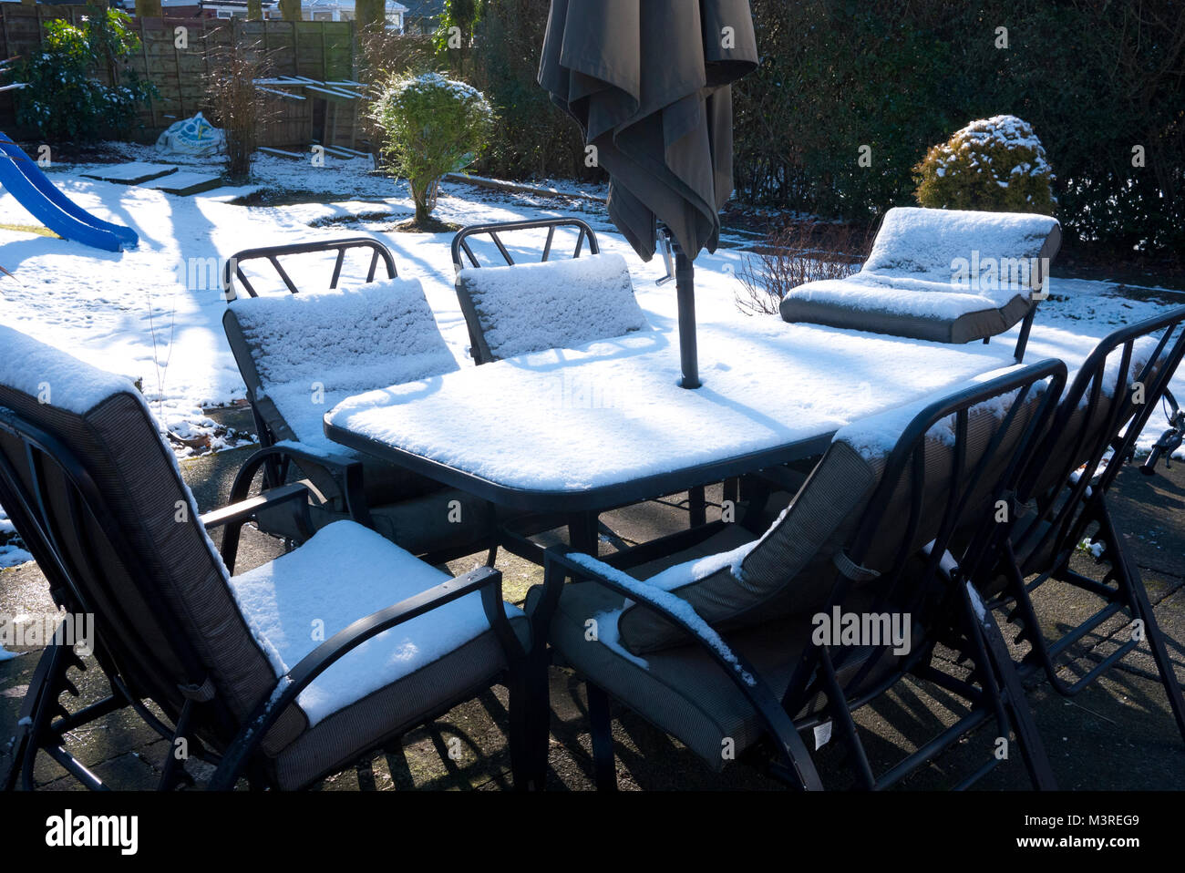 Patio extérieur table et chaises couvertes de neige, au Royaume-Uni. Banque D'Images
