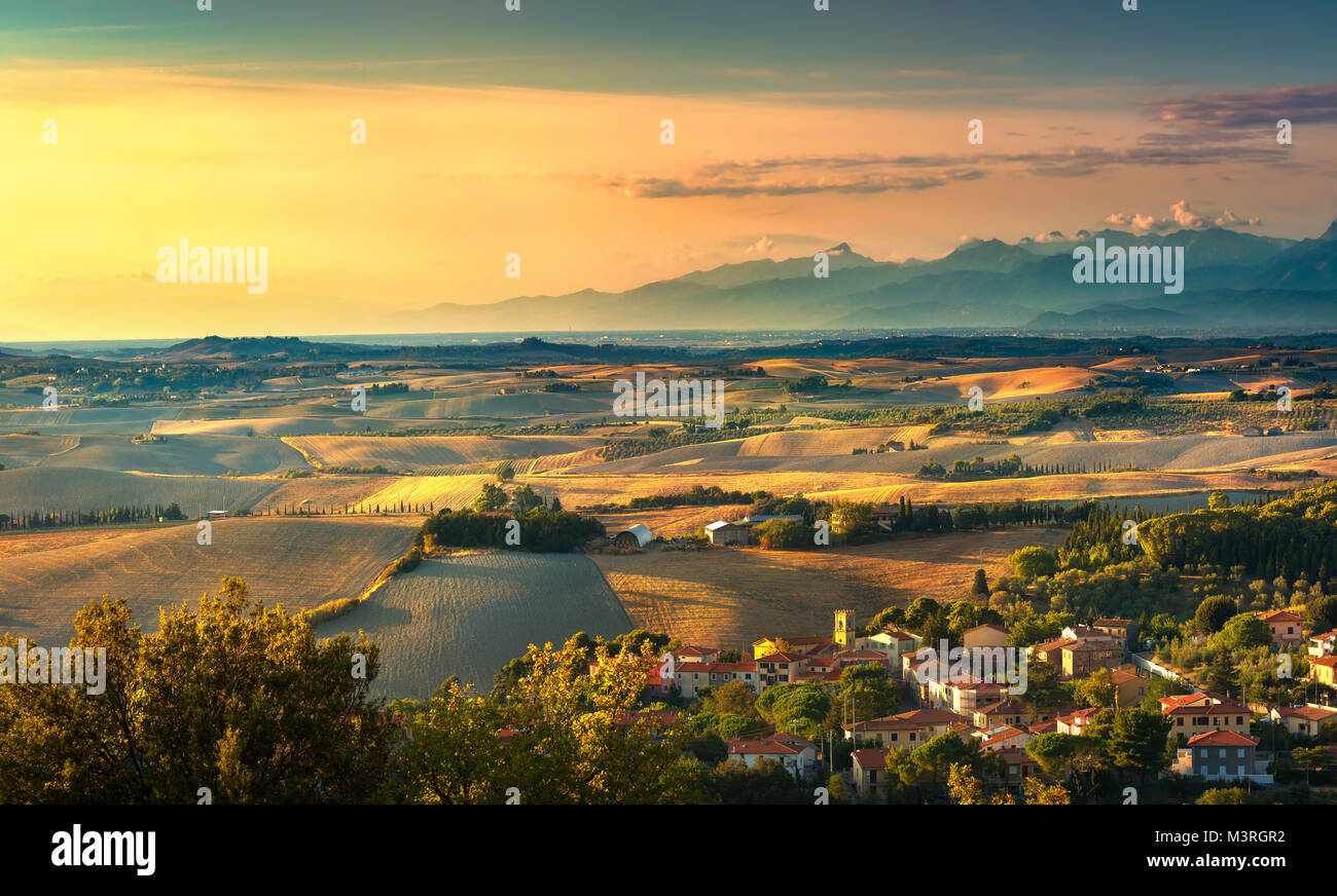 Erbalunga village, panorama de la toscane, des collines et des champs sur le coucher du soleil. Sur fond de montagnes des Alpes Apuanes. Pise Italie, Europe Banque D'Images
