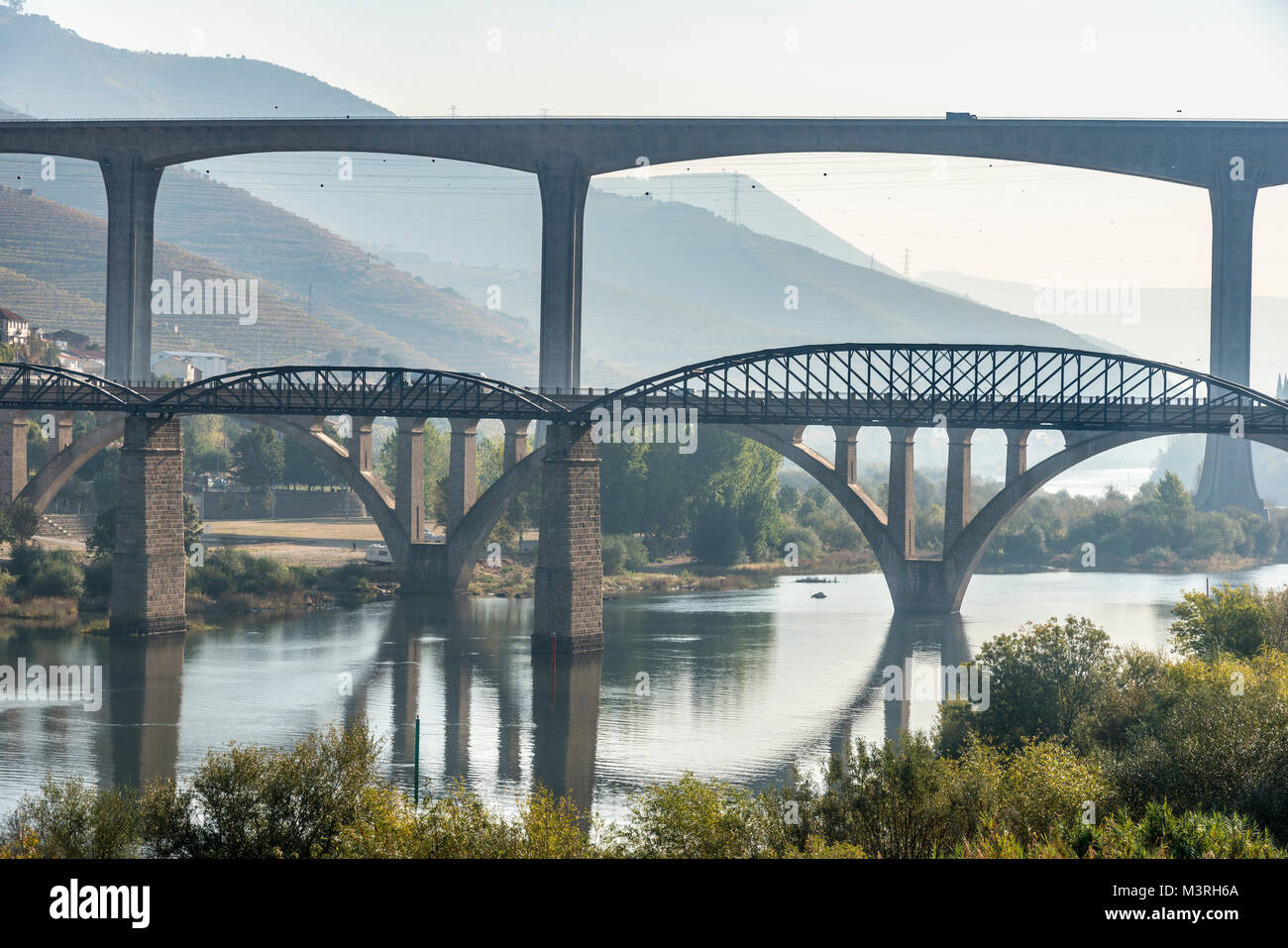 Ponts sur le fleuve Douro à Peso da Régua, dans la région viticole du Haut-Douro, Nord du Portugal Banque D'Images