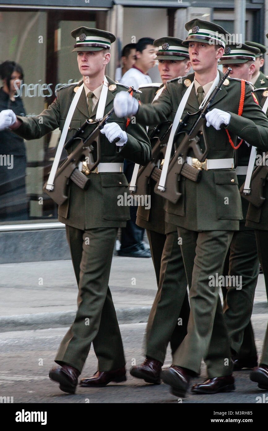 Les forces militaires irlandais préparation à l'Insurrection de Pâques 1916 défilé de commémoration sur Abbey Street dans le centre-ville de Dublin, Irlande Banque D'Images