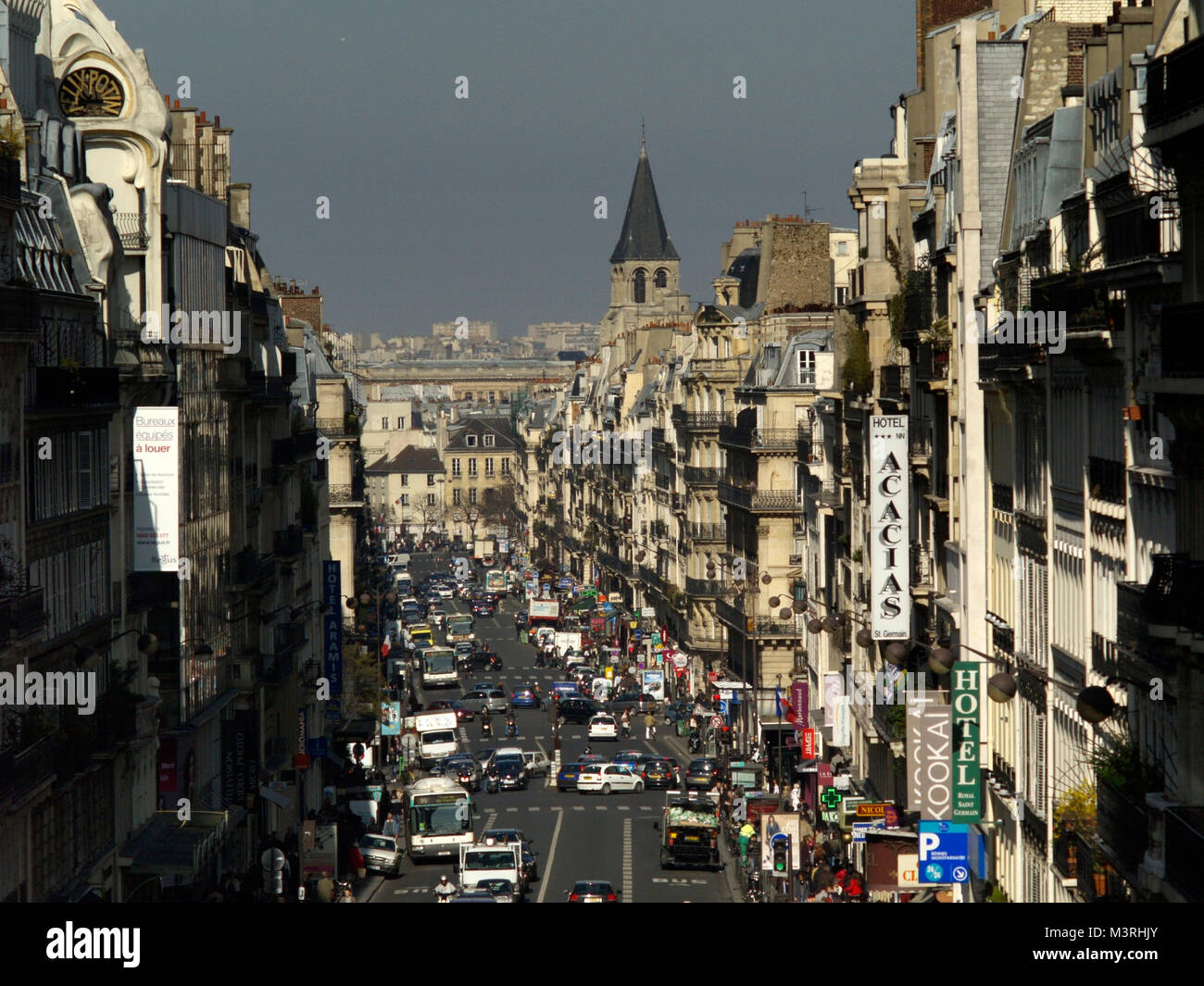 PARIS FRANCE RUE DE RENNES À PARTIR DE MONTPARNASSE JUSQU'À ST GERMAIN DES PRÉS - Rue de Paris - PARIS - TRAFIC PARIS MONTPARNASSE © Frédéric Beaumont Banque D'Images