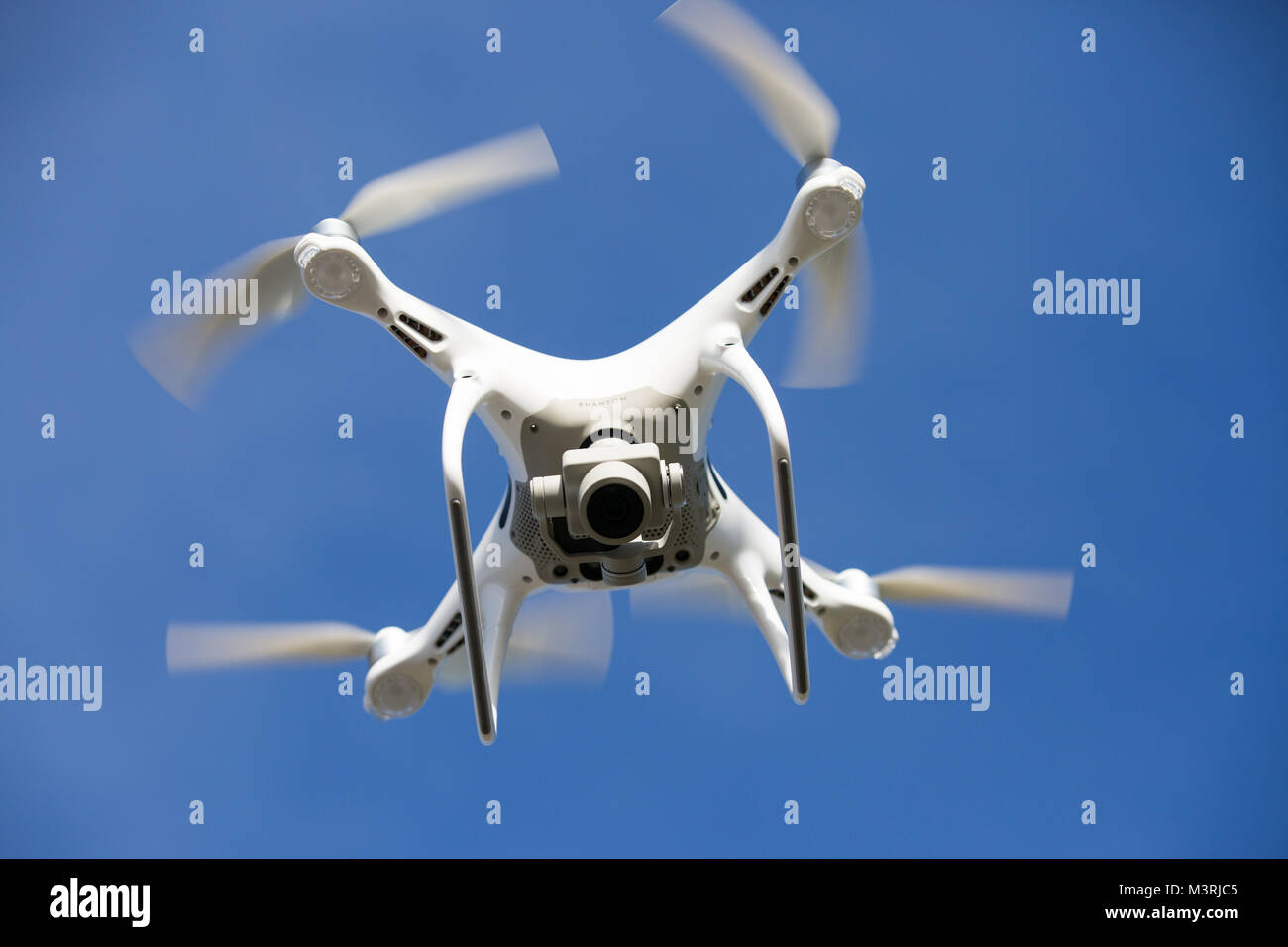 Flying drones Banque de photographies et d’images à haute résolution ...