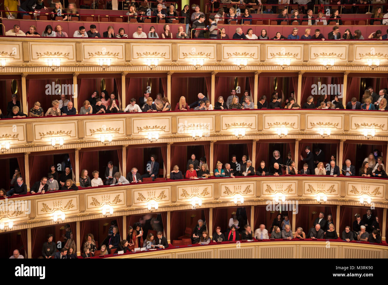 Vienne, AUTRICHE - Février, 2018 : Intérieur de l'auditorium de l'Opéra de Vienne avec l'auditoire dans leurs Loges pour se préparer à la performance. Banque D'Images