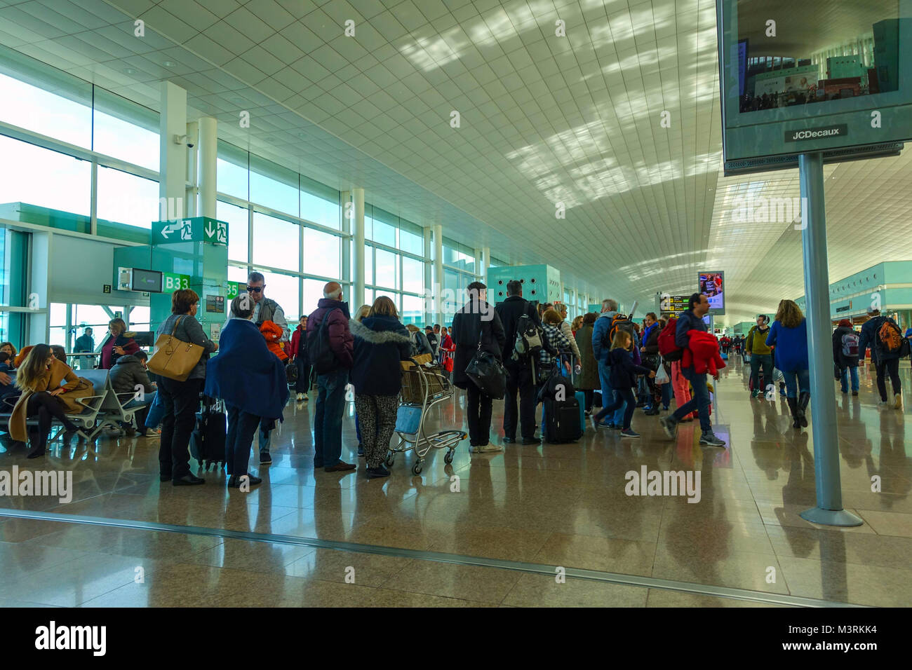 L''aéroport El Prat de Barcelone avec des personnes queuing Banque D'Images