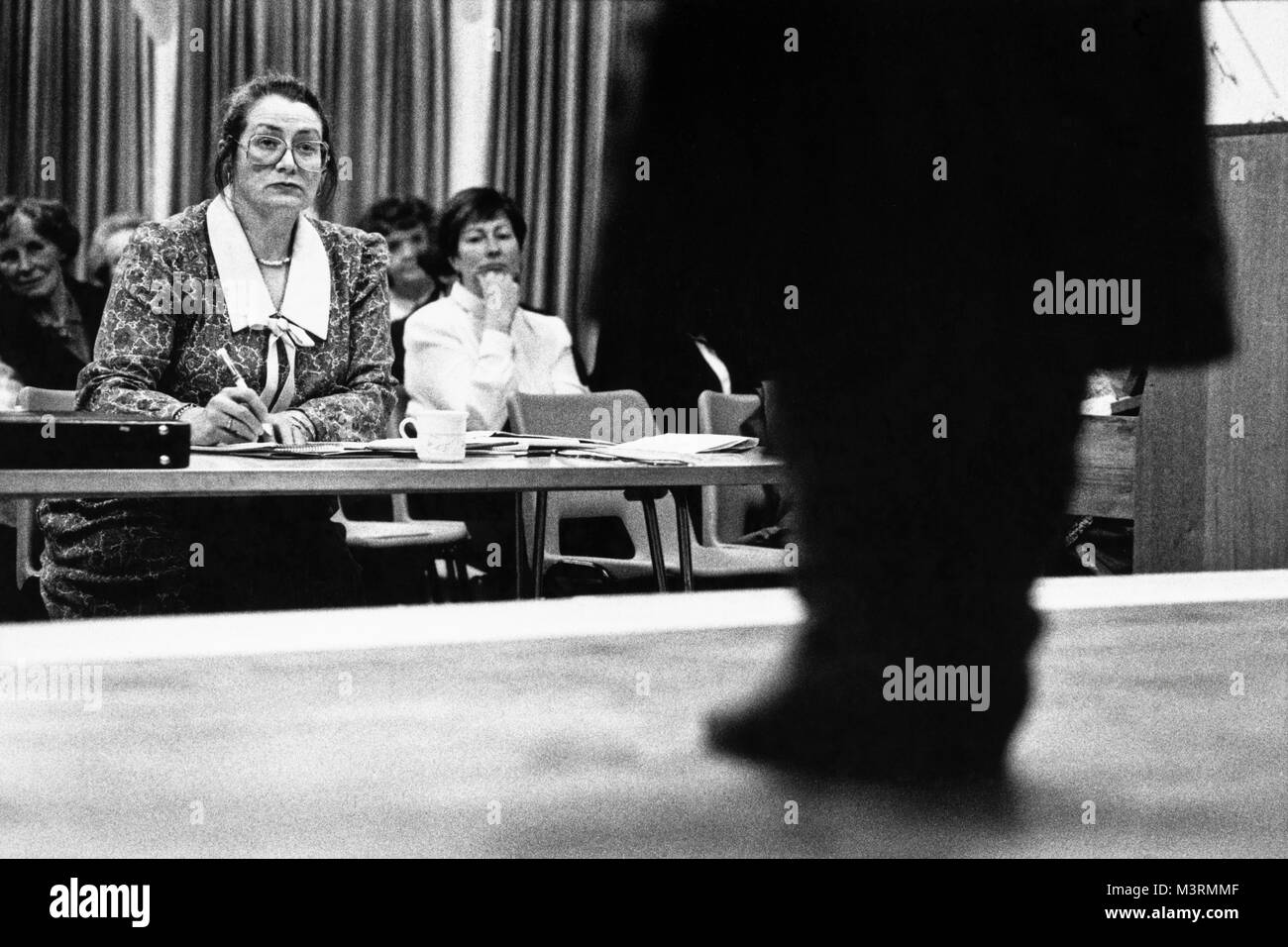 Si l'on en juge arbitre interprète sur scène à l'eisteddfod en petit village hall à Cwmdu Powys Pays de Galles UK Banque D'Images