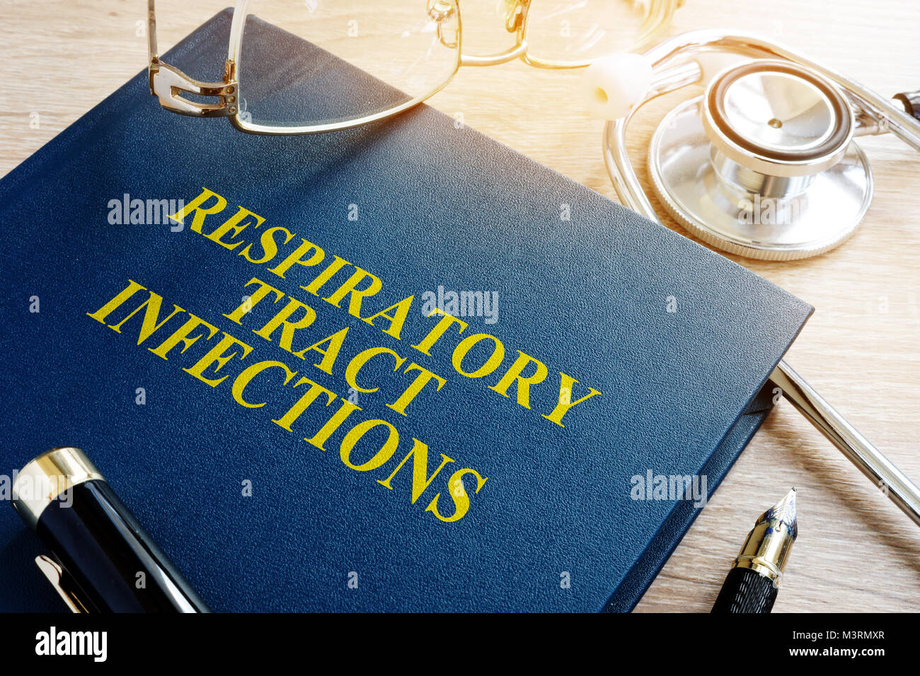 Livre sur les infections des voies respiratoires et stéthoscope. Banque D'Images