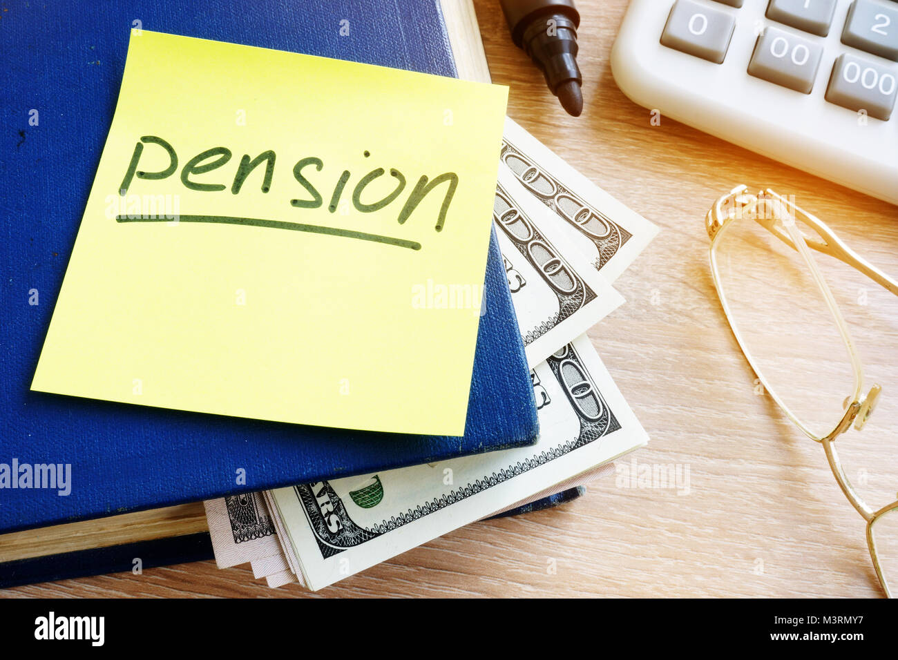 Écrit Pension sur un bâton et de l'argent dans le livre. L'épargne-retraite. Banque D'Images