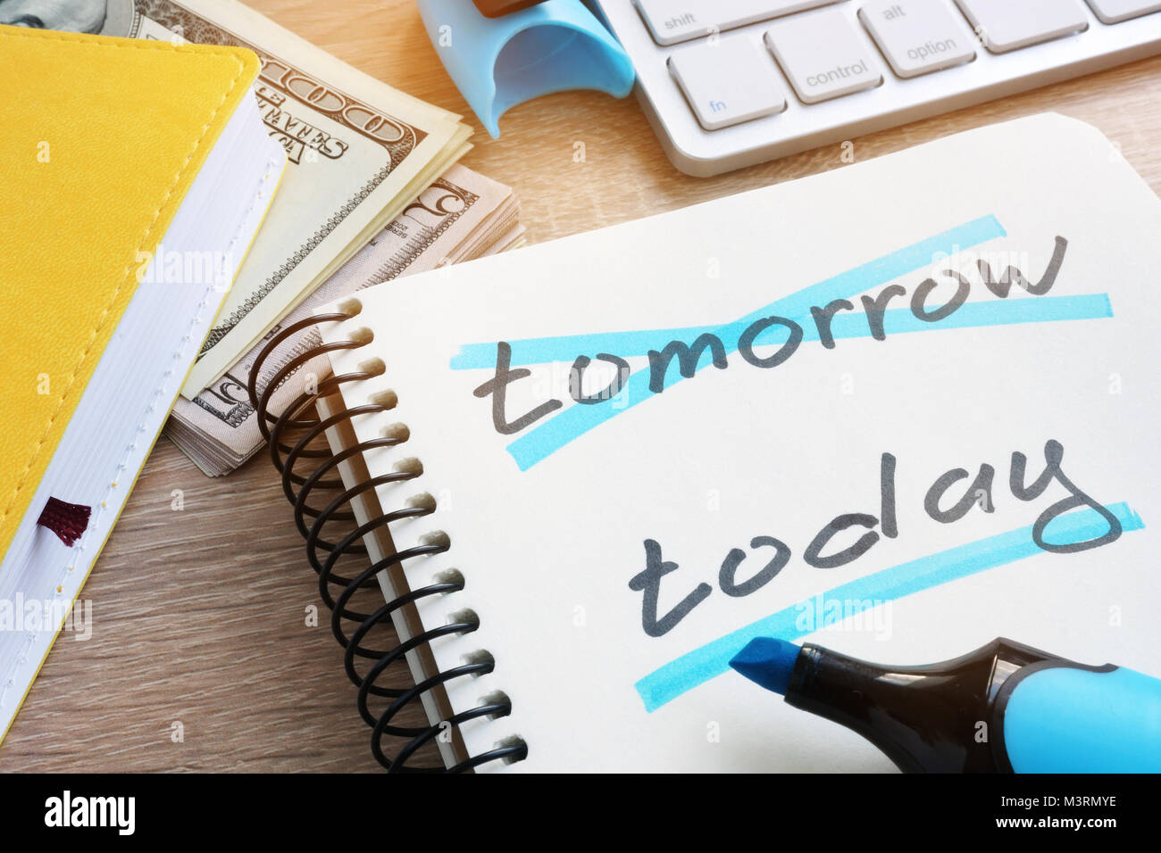 Traversée demain et a souligné aujourd'hui à une note. Banque D'Images