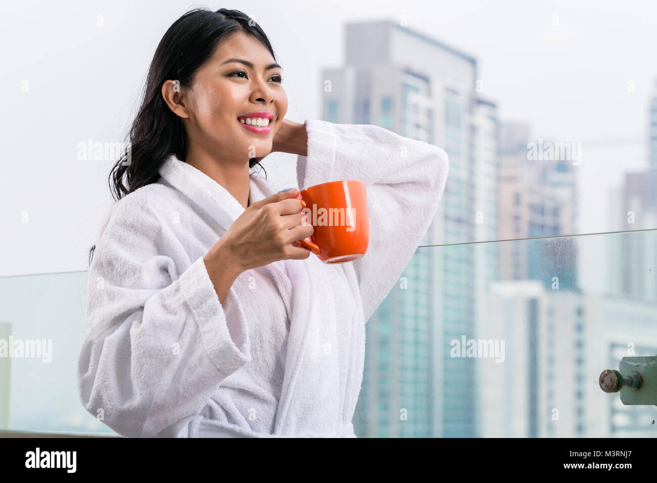 Asian Woman in matin face de city skyline Banque D'Images