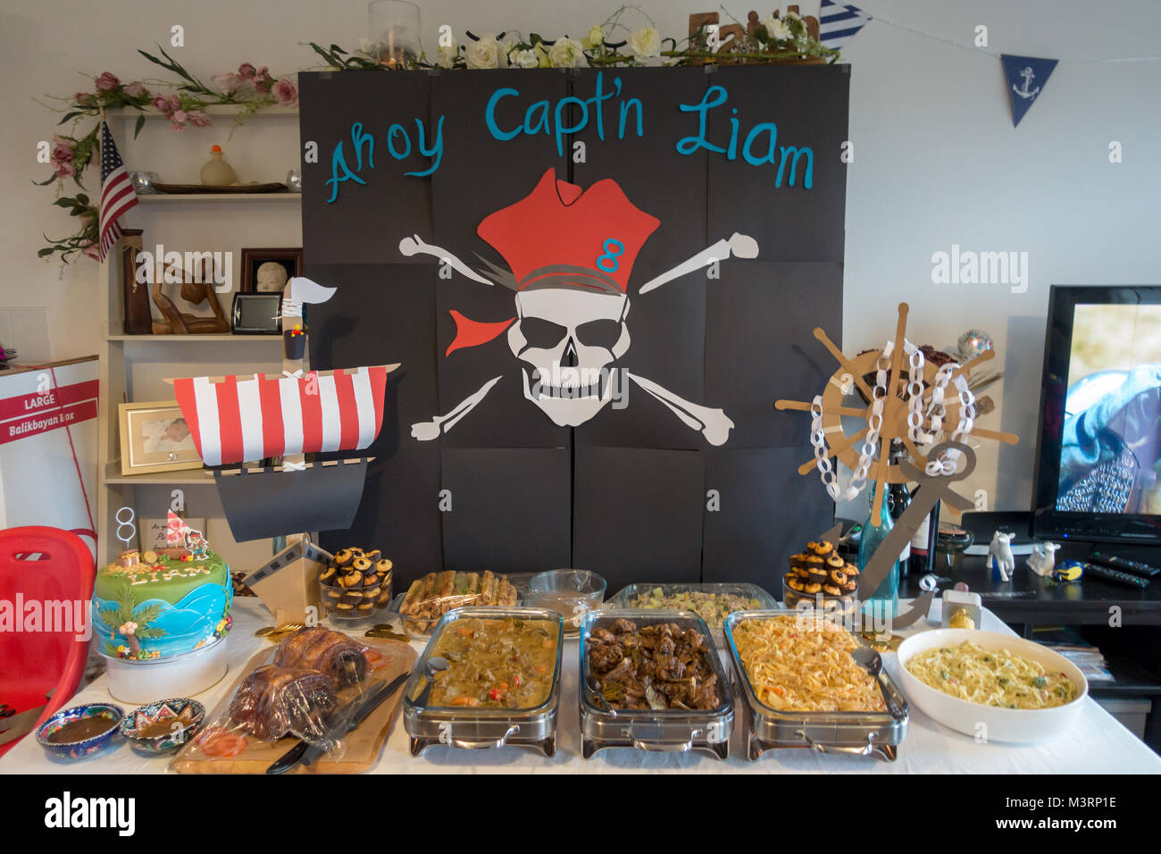 Un Tableau Avec De La Nourriture Pour L Anniversaire D Un Enfant Avec Un Fond Noir Avec Une Tete De Mort Photo Stock Alamy