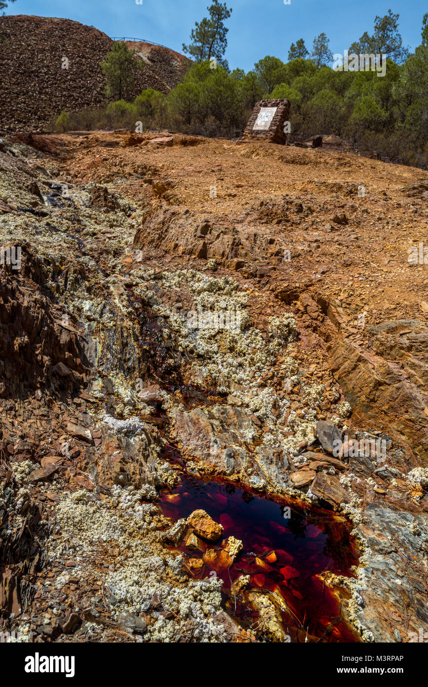 Couleurs fantastiques de Rio Tinto. La rivière est célèbre pour sa couleur rouge profond en raison de la forte concentration de sels de fer et de sulfates dans l'eau. Province H Banque D'Images