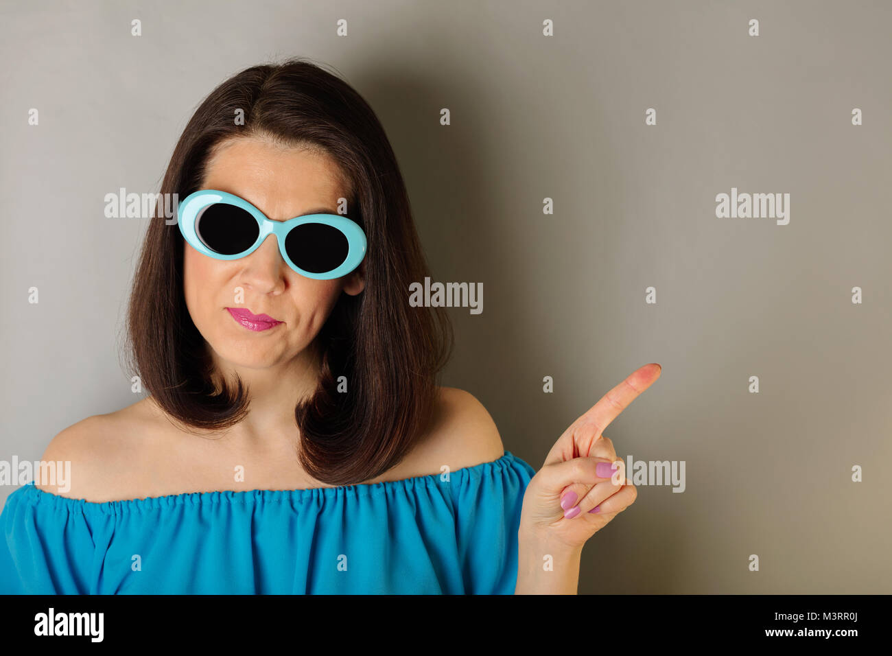 Femme en robe bleu azur et lunettes de soleil. Focus sélectif Photo Stock -  Alamy