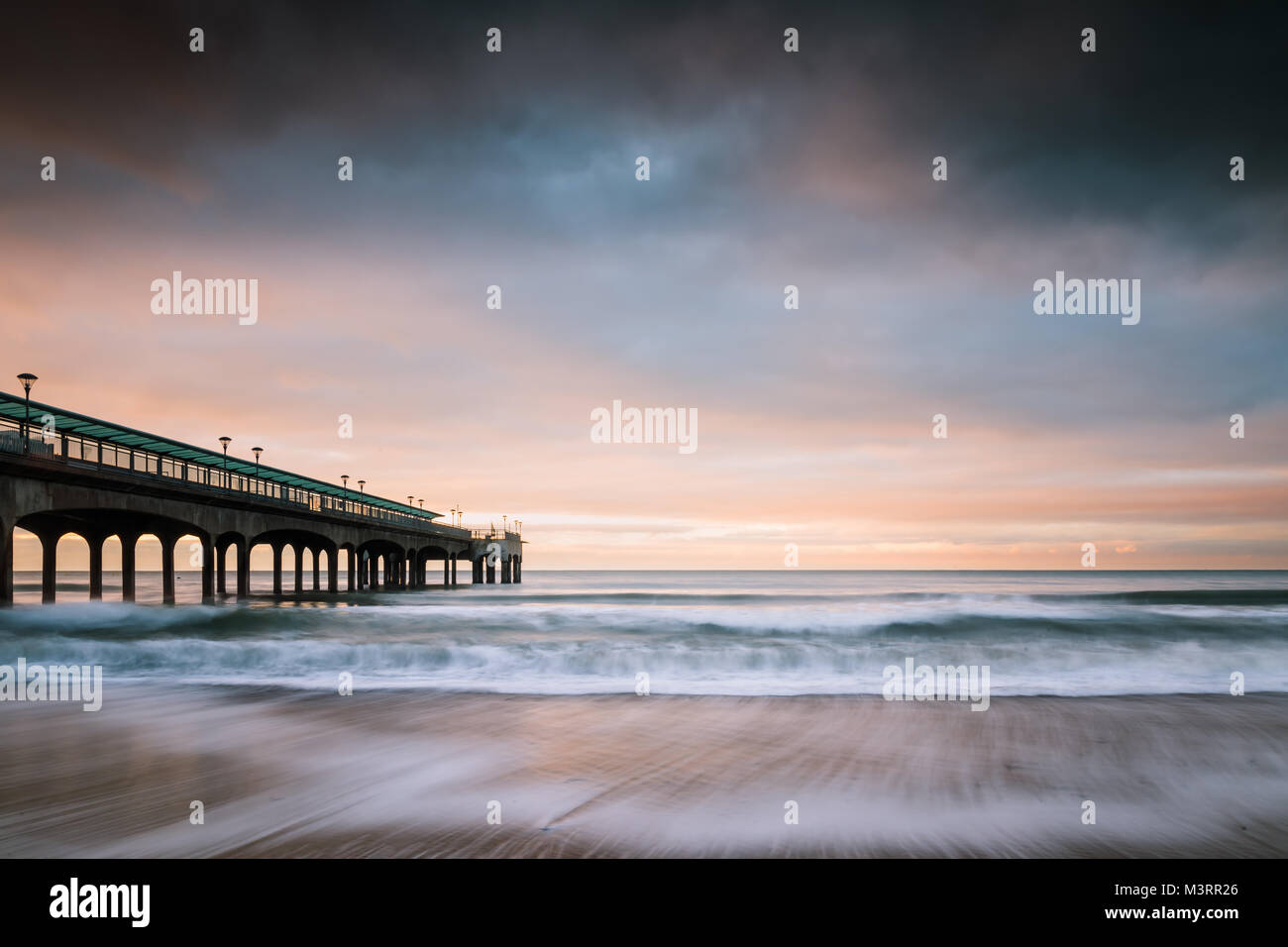 Lever du soleil sur la plage de Bournemouth Dorset Banque D'Images