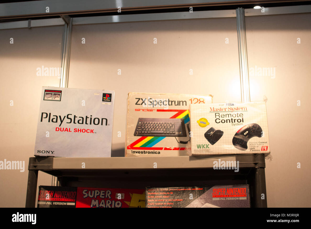 Madrid, Espagne. Feb 11, 2018. Playstation (L) et ZX Spectrum (C) (8-bits) de l'ordinateur. Des centaines de personnes viennent sur le plus important événement Manga de Madrid. Credit : Jorge Gonzalez/Pacific Press/Alamy Live News Banque D'Images