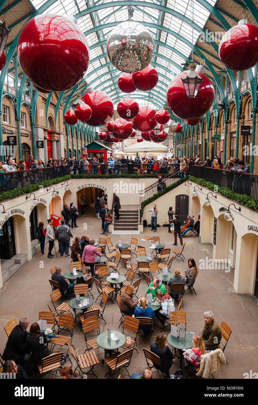 Londres, UK - OCT 31, 2012 : Encore de string band buskin à Covent Garden Market, l'une des principales attractions touristiques de Londres Banque D'Images