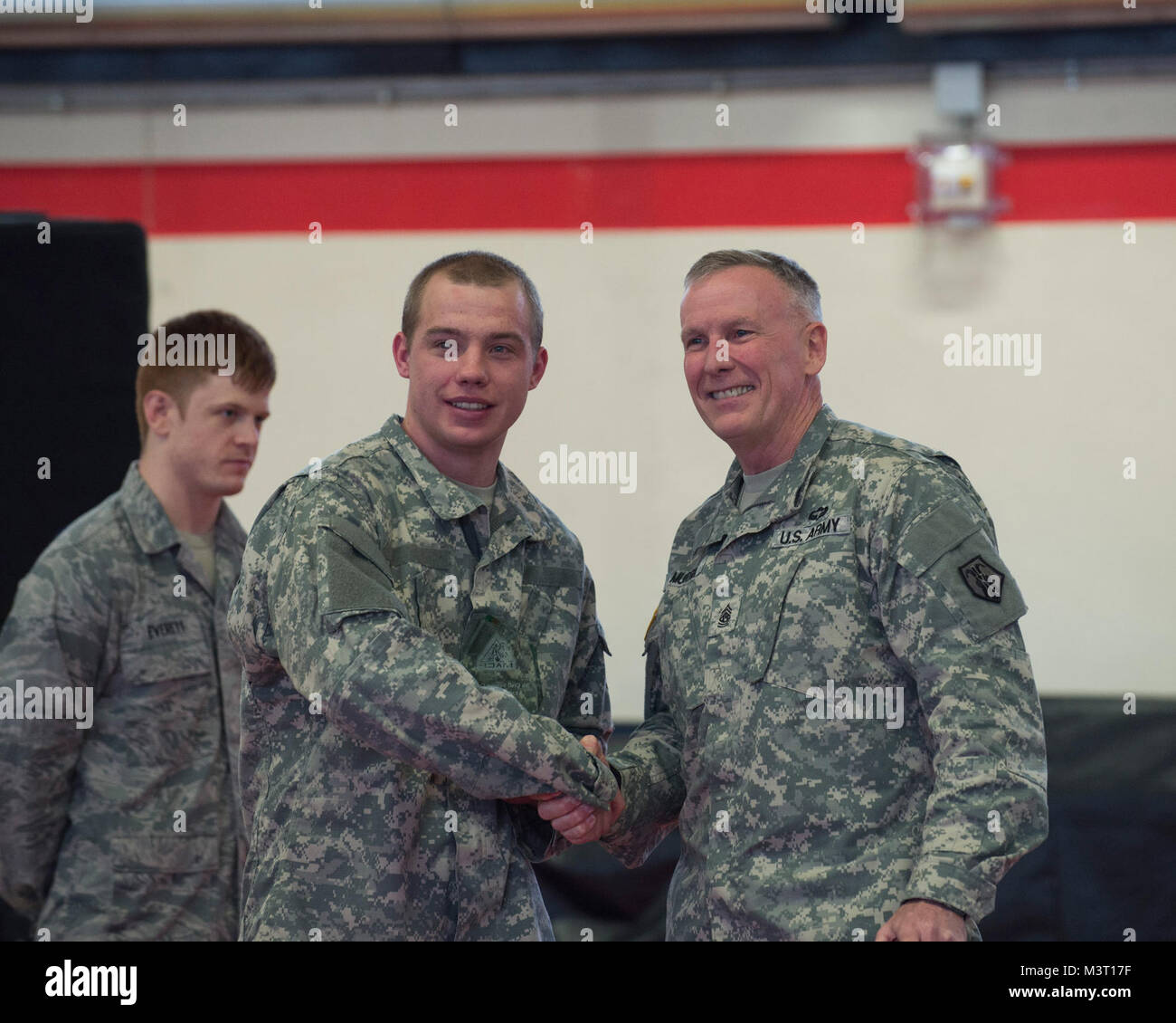 Le Commandement de l'armée américaine le Sergent Major (CSM) James Murrin (à droite), 7e prix du SMC, l'ARMÉE AMÉRICAINE CSM Spécialiste Eric Hartley (à gauche) avec une 1ère place trophée pour sa catégorie de poids au cours d'une 7ème Mission de soutien au commandement (SMC) combatives de l'armée situé au tournoi Kleber Kaserne, Allemagne le 4 décembre 2015. Le tournoi a fourni à nos soldats et aviateurs canadiens une occasion d'apprendre les uns des autres et d'appliquer leurs compétences combatives contre d'autres concurrents dans le but d'être classé numéro un. (DoD News photo par TSgt Brian Kimball) 151204-F-QP401-132 par DoD Nouvelles Photos Banque D'Images