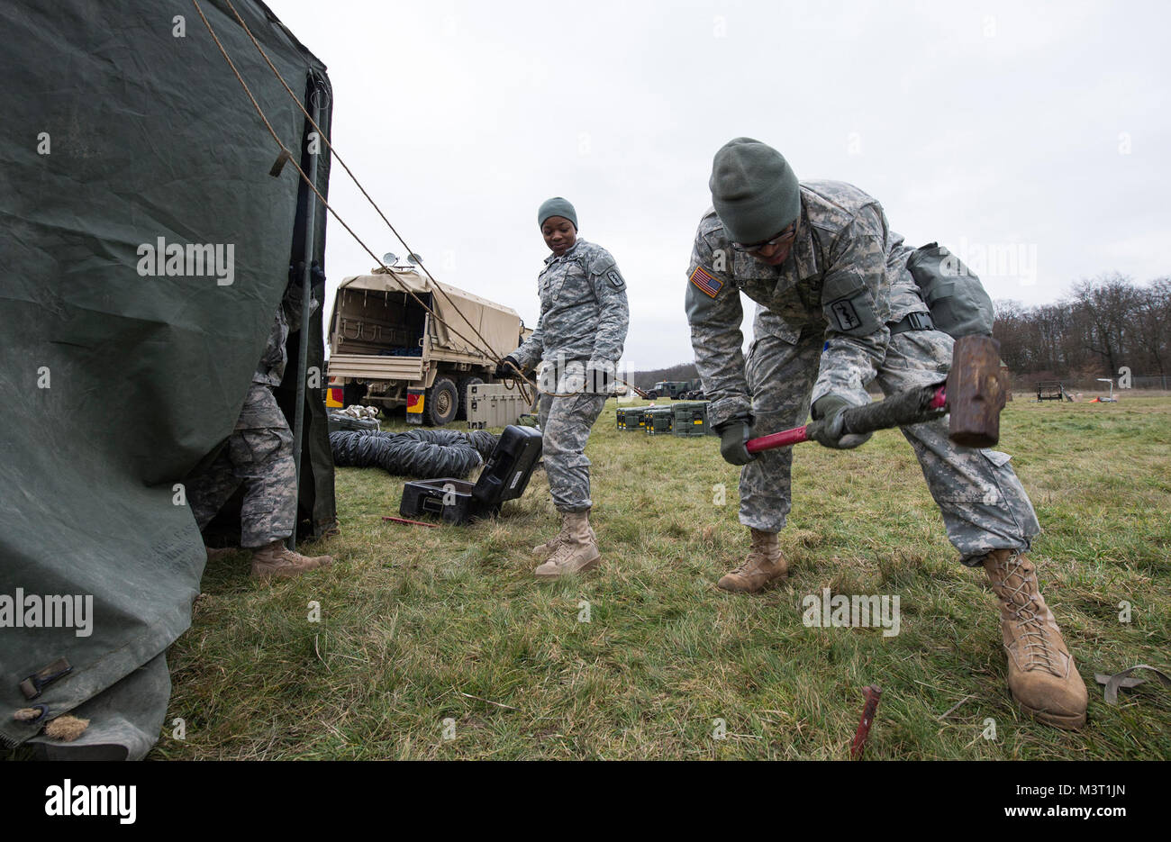 Soldats à l'Hôpital d'appui tactique 212e construire une tente médicale pendant les premières étapes de la 30e brigade médicale choc "Med" située à Wiesbaden, Allemagne, le 26 janvier 2017. L'exercice a réuni aux États-Unis et le personnel médical militaire allemande pour une formation intensive de quatre jours que l'événement testé les soldats sur leur préparation au déploiement des multinationales et des capacités de soutien du service médical. (DoD News photo par TSgt Brian Kimball) 160126-F-QP401-020 par DoD Nouvelles Photos Banque D'Images
