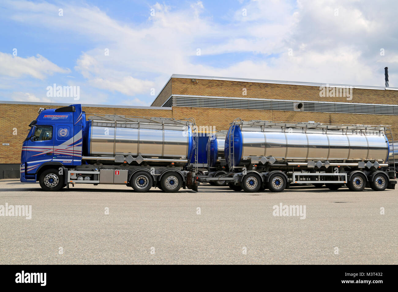 TURKU, FINLANDE - le 13 juillet 2014 : Volvo FH 500 camion avec remorque pour le transport de produits chimiques. La production européenne des produits chimiques devrait croître de 2,0 % cette y Banque D'Images