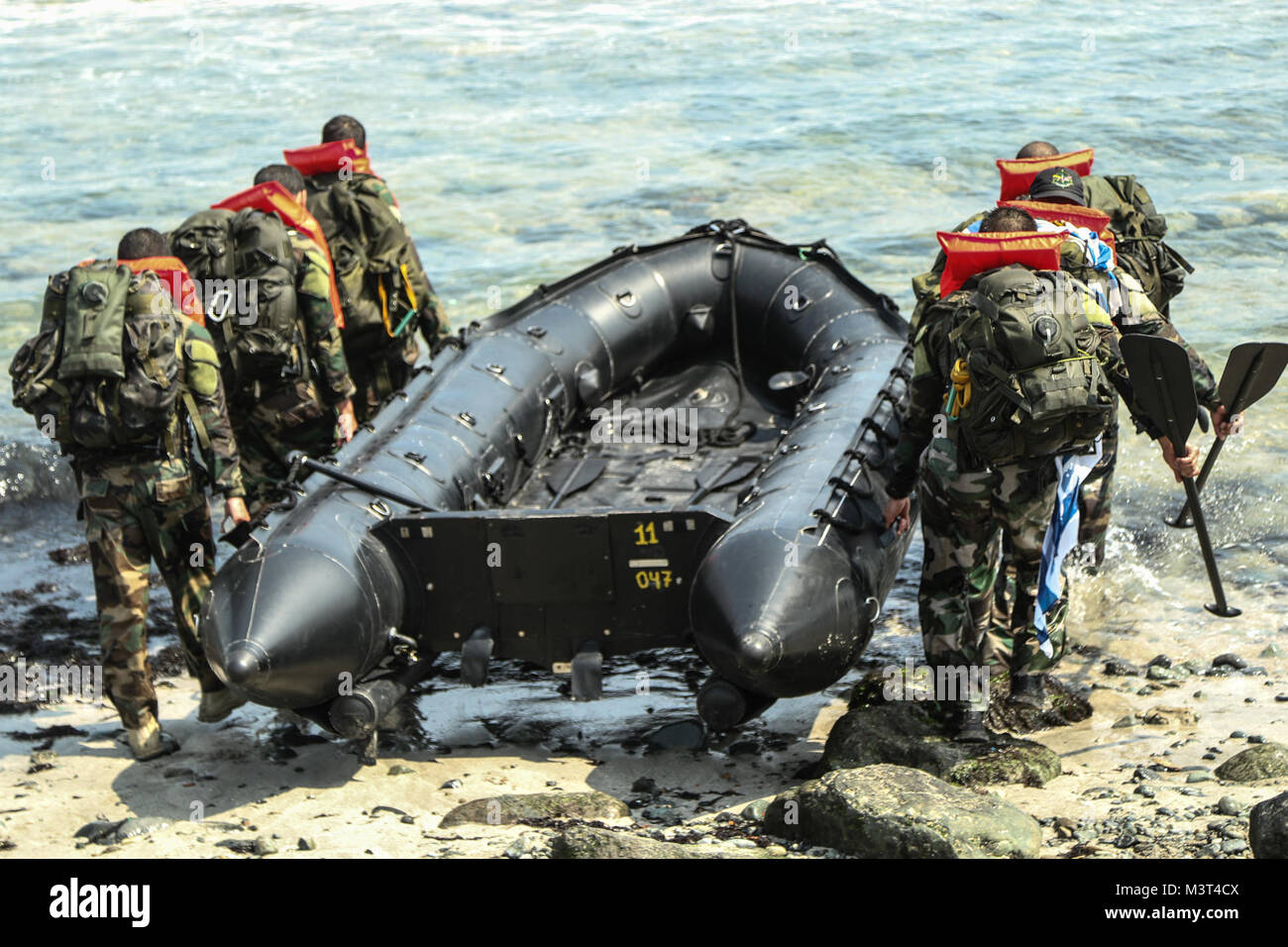 Opérations spéciales uruguayen concurrents portent une embarcation Zodiac dans l'océan Pacifique lors d'une manifestation de l'eau le 6 mai, dans le cadre de Fuerzas Comando 2016 à Ancon, le Pérou. Fuerzas Comando est un Commandement Sud des États-Unis d'opérations spéciales multinationales parrainé de la formation professionnelle. (U.S. Photo de l'armée par le sergent. Tchad Menegay/libérés) 160506-Z-WA652-415 par ussouthcom Banque D'Images